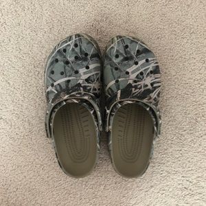 camo crocs